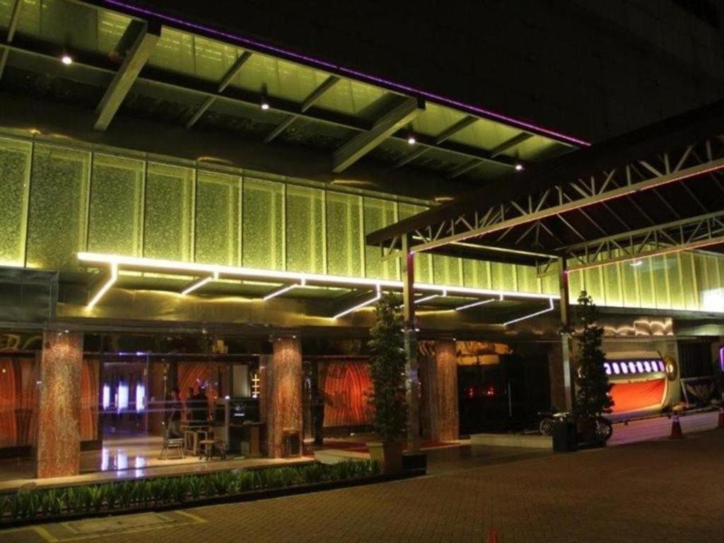 108 Hotel By Him Jakarta Buitenkant foto