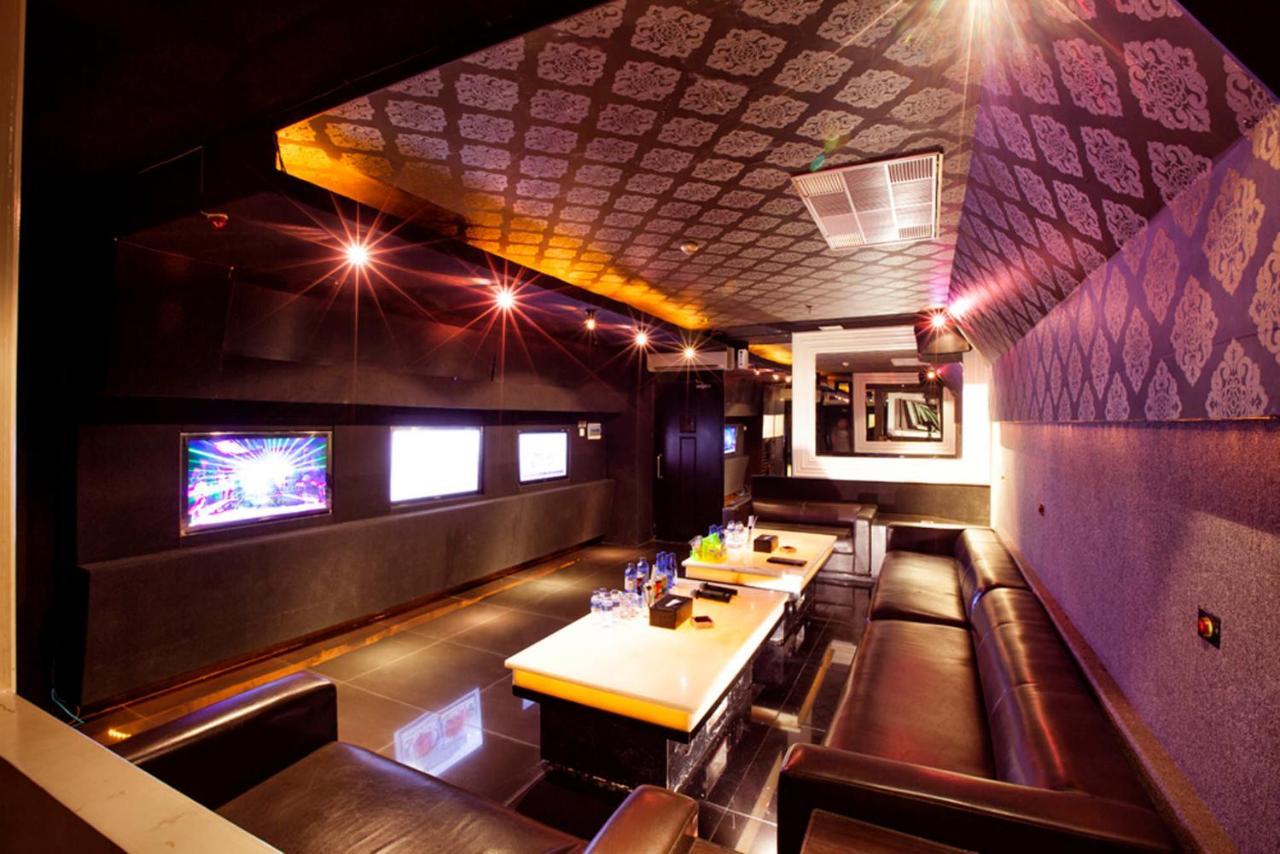 108 Hotel By Him Jakarta Buitenkant foto